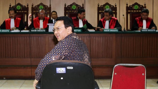 Majelis hakim menolak eksepsi tim kuasa hukum Ahok yang menghendaki penerapan mekanisme peringatan keras pada perbuatan penistaan agama.