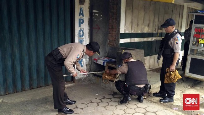 Tas diduga berisi bahan peledak, rangkaian kabel, dan jam. Tak ingin mengambil risiko, tas yang belum diketahui siapa pemiliknya itu diledakan tim Gegana.