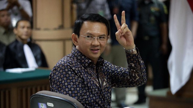 Elektabilitas Ahok, menurut pengamat politik CSIS, lebih dipengaruhi oleh faktor kinerja Pemprov DKI dan kepribadian calon petahana itu.