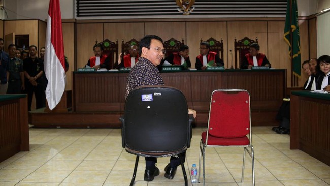 Calon gubernur DKI Jakarta Agus Harimurti Yudhoyono menegaskan sidang Ahok yang sedang berjalan sama sekali tak ada hubungannya dengan dia terkait pilkada.