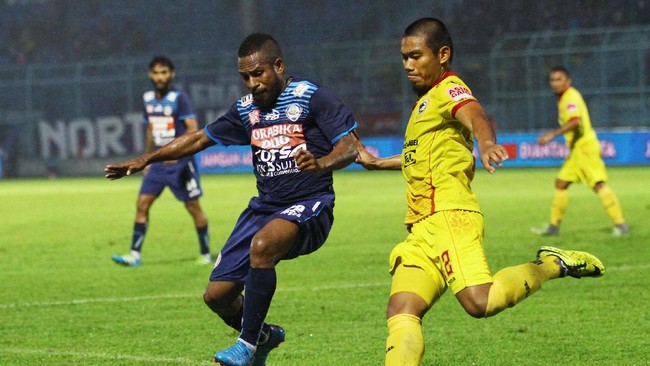 Meski pertandingan berjalan dalam tempo tinggi, tak ada peluang emas yang bisa diciptakan Arema FC dan Sriwijaya. Skor pun kacamata di jeda turun minum.