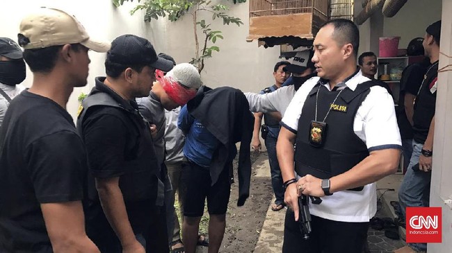 Polisi sampai sejauh ini telah mengamankan 11 orang yang diduga terlibat dalam aksi sweeping di Social Kitchen, Solo.