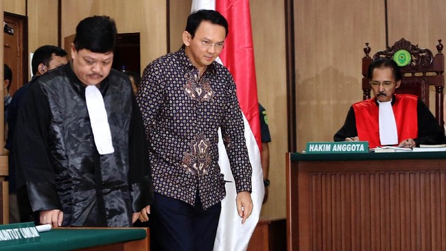 Meski mengaku kecewa, kuasa hukum Ahok mengaku menghormati putusan majelis hakim yang menolak eksepsi kliennya.