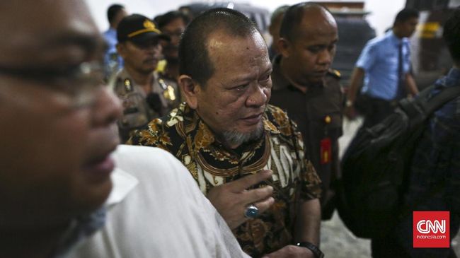 Politikus Gerindra menilai pernyataan La Nyalla Mattalitti yang mengaku diminta uang Rp40 miliar oleh Prabowo Subianto hanya upaya cari popularitas.