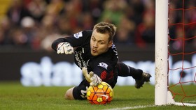 Barcelona Buru Mignolet untuk Jadi Kiper Cadangan