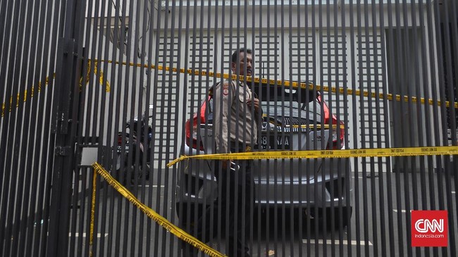 Polisi menyebut pelaku pembunuhan Pulomas merupakan perampok spesialis barang berharga. Dari hasil pantauan CCTV para pelaku mengambil dua tas.
