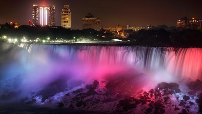 Air terjun Niagara berubah warna pada bulan ini. Bukan karena pemanasan global, melainkan karena penambahan ribuan lampu LED senilai Rp53 miliar.