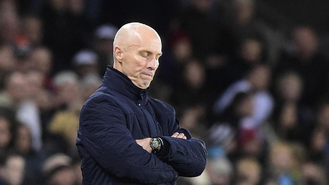 Swansea City menjadi tim pertama musim ini yang sudah memecat dua manajer dalam tempo kurang dari separuh musim kompetsi Liga Inggris 2016/17.