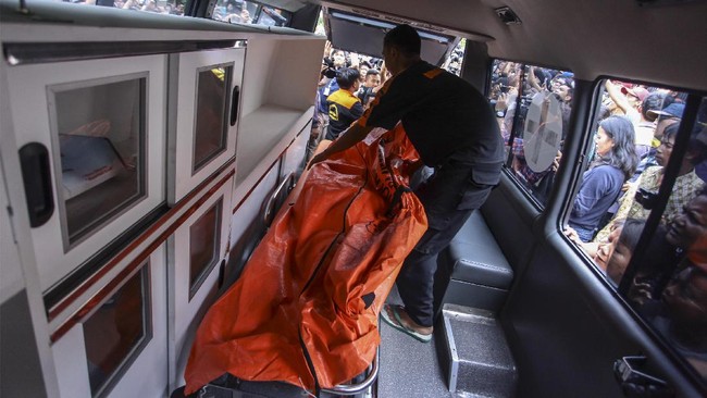 Pelaku menyekap 11 orang dalam kamar mandi berukuran 1,5 m x 1,5 m selama 17 jam. Lima orang ditemukan masih hidup dan enam lainnya tewas.