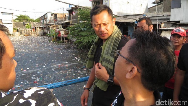 Agus Harimurti Yudhoyono bersama pasangannya Sylvian Murni ingin menghadirkan solusi dan program yang dibutuhkan masyarakat dalam debat di KPUD DKI.