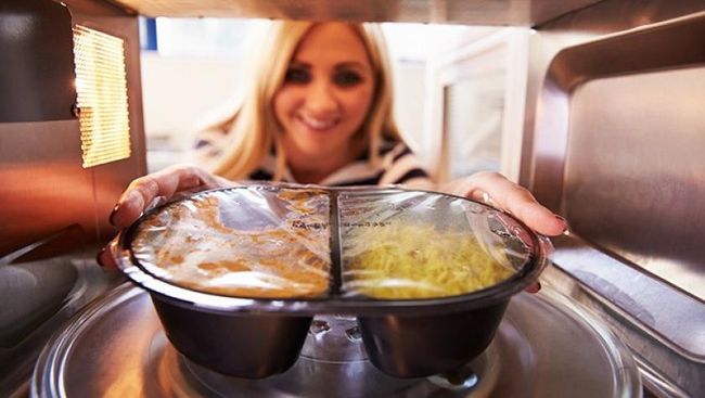 Cara Simpel Bersihkan Microwave Pakai Lemon, Seperti Apa?