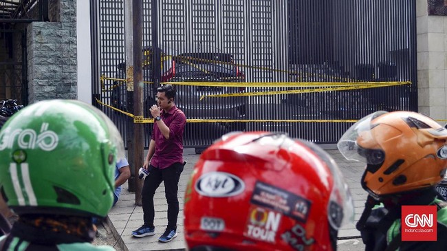 Polisi masih melakukan pengejaran terhadap dua terduga pelaku yang kini membawa kabur senjata api.