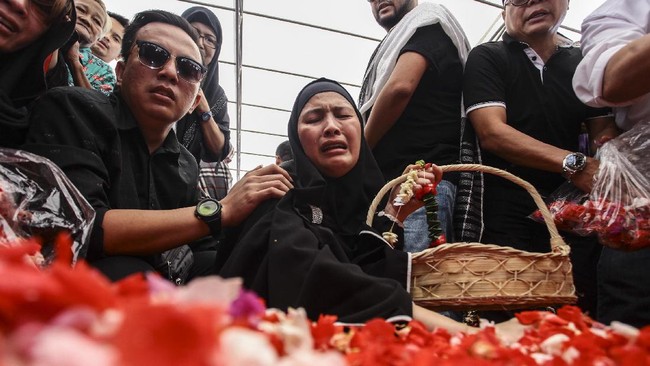 Keluarga korban berharap pelaku pembunuhan segera ditindak sesuai hukum dan mendapatkan hukuman yang setimpal.