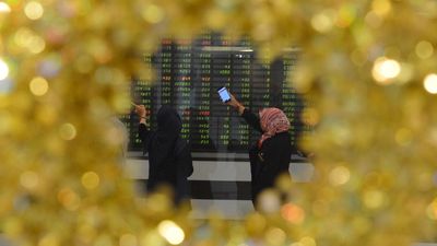 Pengunjung memperhatikan layar elektronik pergerakan saham di Plaza Mandiri, Jakarta, Selasa (27/12). Menjelang pergantian tahun, Indeks Harga Saham Gabungan (IHSG) ditutup melesat 1,50 persen menjadi
