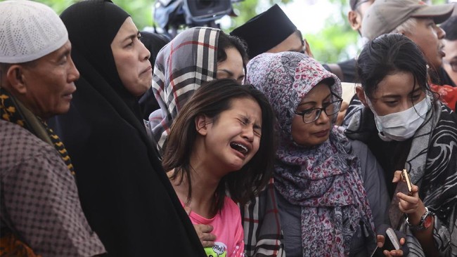 Elsya Agnesya Kalangi, istri ke-tiga Dodi, kini tengah mengandung anak pertama. Perempuan 19 tahun itu tak berada di rumah korban saat kejadian.