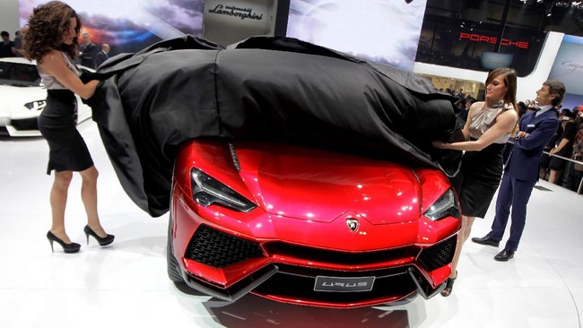 Urus yang awalnya hanya konsep belaka akhirnya jadi kenyataan. Mobil ini jadi kelas SUV pertama yang dibuat Lamborghini dengan plug-in hybrid.