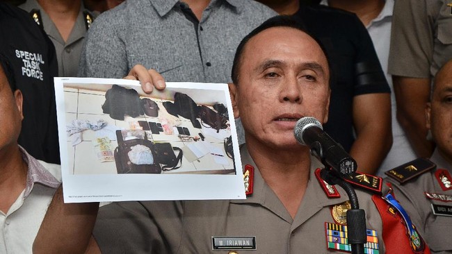 Pelaku yang bernama Yus Pane diketahui membawa satu senjata api yang digunakan saat melakukan aksinya. Namun polisi tidak menyebutkan detail keberadaan pelaku.