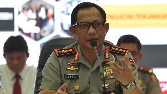 Tito Karnavian menyebut Novel Baswedan meneleponnya subuh tadi, usai diserang dua orang tak dikenal. Tito pun memerintahkan anak buahnya menjaga keluarga Novel.