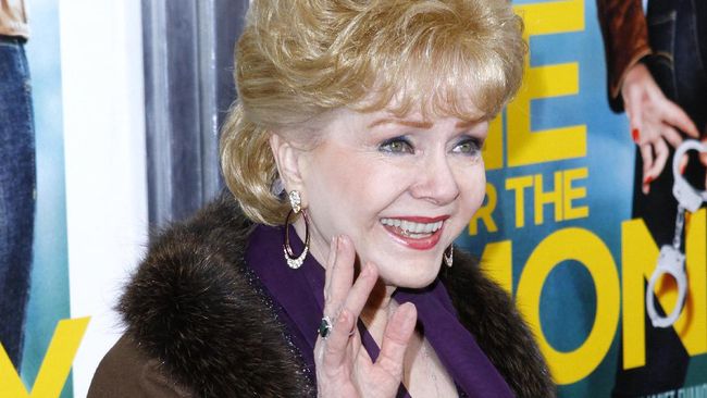 Debbie Reynolds dilarikan ke rumah sakit saat sedang membahas pemakaman putrinya, Carrie Fisher, Rabu (28/12). Ia meninggal di sana.