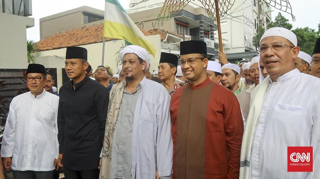 Tuan rumah Habib Ali bin Abdurrahman Al Habsyi mengenalkan keduanya kepada ribuan jemaah yang menghadiri acara maulid nabi.
