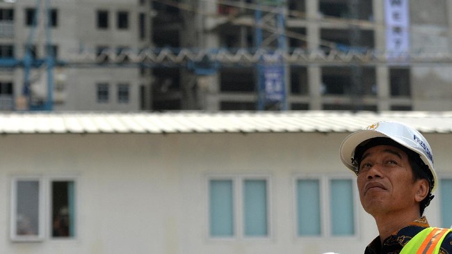 Ketika masih menggeluti bisnis furnitur di Solo, Jokowi mengaku sudah berani mempekerjakan karyawan asing demi mendapatkan referensi tren permintaan furnitur.