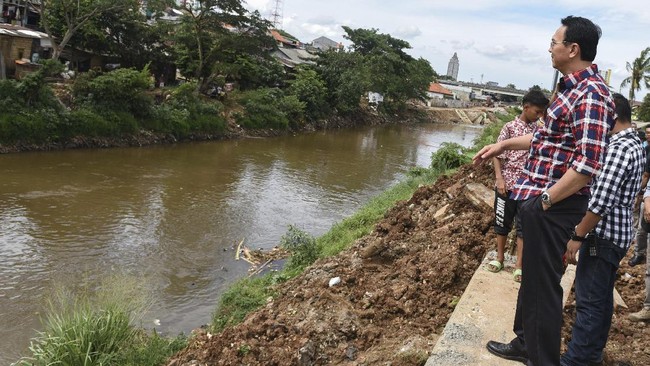 Selama ini Ahok lebih dulu menormalisasi kawasan hilir sungai di wilayah utara ketimbang wilayah atas di bagian selatan.