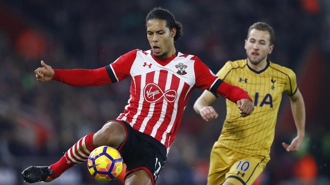 Bek Southampton Virgil van Dijk sempat mengejutkan lewat golnya saat babak pertama baru 69 detik berjalan. Sayang keunggulan Southampton tak bertahan lama.