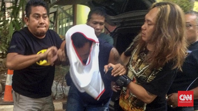 Alfin Sinaga dibawa ke RS Polri untuk dikonfrontasi dengan Erwin Situmorang yang masih menjalani perawatan akibat luka tembak di kakinya.