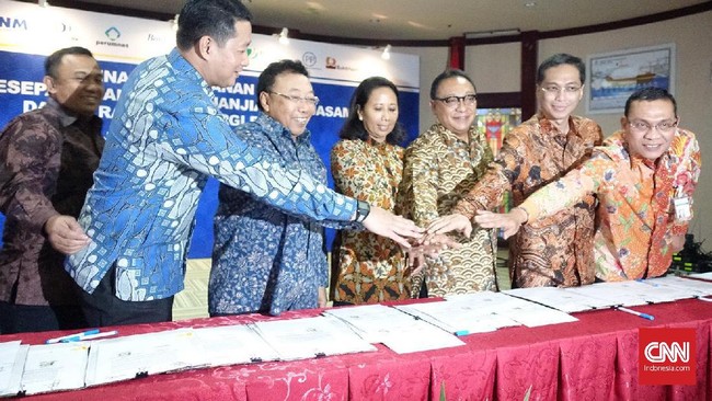 Menteri BUMN Rini Soemarno menyebut dua menteri telah membubuhkan tandatangan atas draf revisi PP Nomor 44, namun sampai sekarang belum juga tuntas.