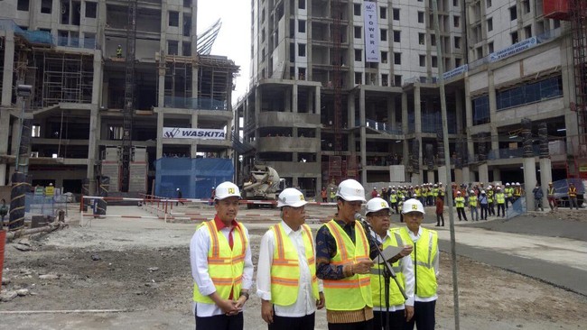 Presiden Joko Widodo mengaku puas melihat perkembangan pembangunan wisma atlet Asian Games 2018 di Kemayoran, Jakarta.