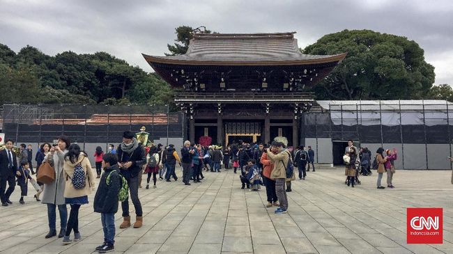 Turis AS itu menggunakan kukunya untuk mengukir salah satu pilar gerbang kayu sebagai lelucon di Meiji Jingu, salah satu kuil terkenal di ibu kota Jepang.