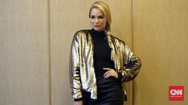 Natalie Conway, kontestan X-Factor Australia menolak tawaran tampil di kelab malam besar di Sydney. Alih-alih, ia tampil di Hotel Mulia Jakarta.