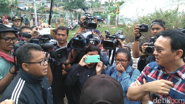 Ahok dan Ketua FPI Pasar Minggu sempat saling melontarkan ucapan. Ahok merasa tak perlu datang bersama pengurus RT untuk berkampanye di Jati Padang.