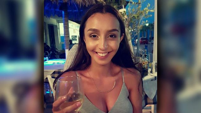 Kisah itik buruk rupa yang berubah jadi angsa cantik terjadi pada hidup perempuan Inggris, Ellie Jones yang menderita cacat rahang sejak lahir.