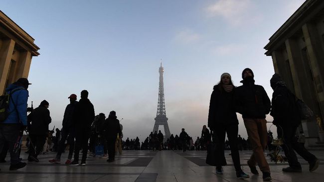 Kota Mode Paris sedang 'tercekik' masalah polusi. Wali Kota pun berencana menjadikan kawasan wisata menjadi kawasan bebas kendaraan bermotor.