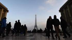 Demi Jarak Sosial, Turun Naik Menara Eiffel Kini Lewat Tangga