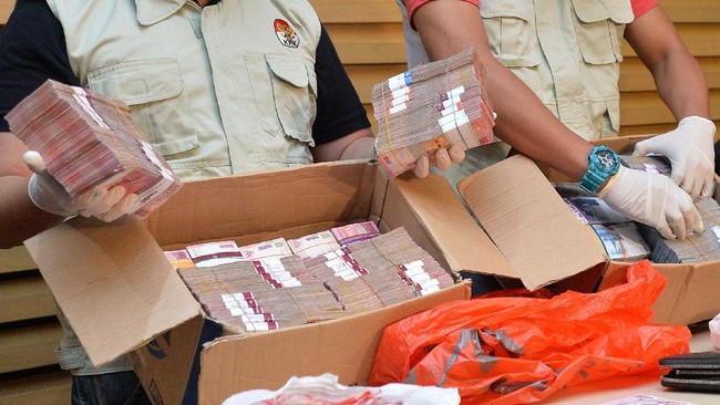 Komisi Yudisial merekomendasikan seorang hakim di Pekanbaru diberhentikan dengan tidak hormat karena menerima suap sebesar Rp1 miliar.