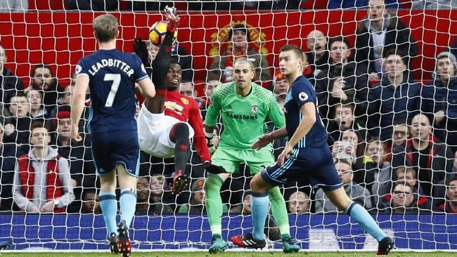 Manchester United meraih kemenangan tipis 2-1 saat menjamu Middlesbrough di Old Trafford, Sabtu (31/12). Kemenangan MU ditentukan lewat sundulan Paul Pogba.