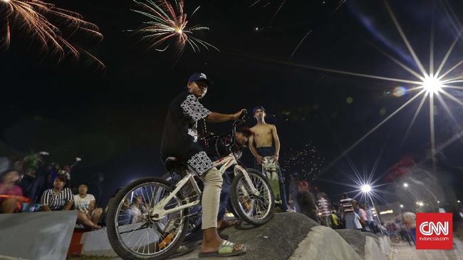 Dulu di taman ini banyak aksi pembacokan. Sekarang, pengunjung bisa berkuda seperti saat sedang berwisata di Eropa.