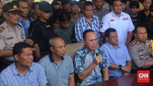 Usai diajak Kapolda Metro Jaya menggelar konferensi pers di Halim Perdanakusuma, di tempat berdiri tersangka terdapat genangan air seni yang bersangkutan.