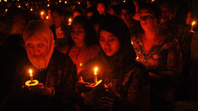 Aksi seribu lilin digelar pendukung Basuki Tjahja Purnama. Aksi ini ditanggapi sinis dari netizen yang kontra. Tagar #AhokJagaLilin pun merebak.