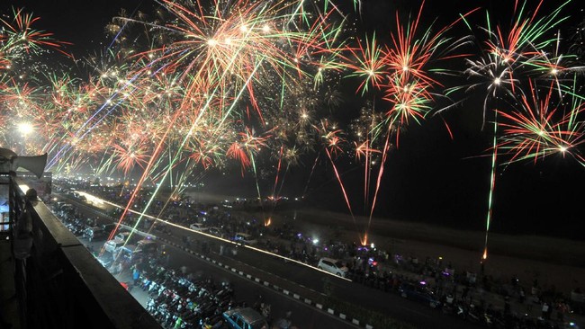 Mercon atau petasan dianggap berpotensi berbahaya dekat kendaraan. Pemilik kendaraan disarankan bijak memiliki lokasi parkir saat malam tahun baru.