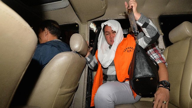 KPK memeriksa anggota DPRD Kabupaten Klaten Andy Purnomo. Andy, yang juga anak kandung Bupati Klaten Sri Hartini, diperiksa sebagai saksi bagi tersangka.