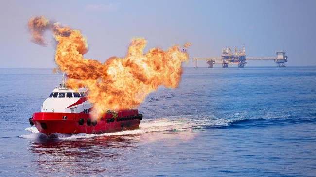 Kapal berukuran besar yang memiliki daya tampung hingga 200 orang hangus terbakar dan menewaskan lima orang.