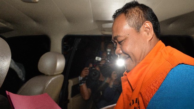 Hakim menunda sidang perdana pada pekan depan dan menunjuk seorang pengacara untuk mendampingi Suramlan dalam sidang berikutnya.