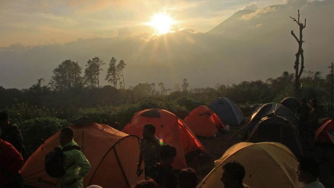 Tim SAR Evakuasi Pendaki Jatuh di Kawah Gunung Marapi