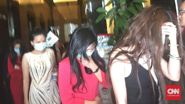 Sebanyak 76 perempuan ditangkap dari tiga tempat yaitu Sun City, Sense, dan Newton, yang semuanya terdaftar sebagai kelab malam di Jakarta.