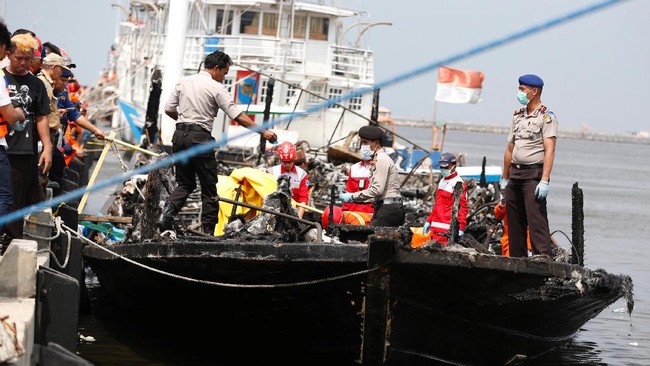 Dugaan sementara, insiden terjadi akibat korsleting listrik di ruang mesin kapal, kemudian meledak dan membakar kamar mesin yang menyimpan tangki bahan bakar.