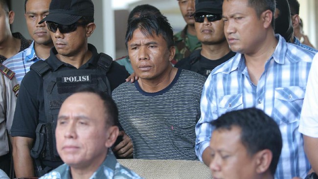 Penyidik Polda Metro Jaya berupaya menemukan golok yang dipakai untuk merampok itu untuk dijadikan sebagai barang bukti kejahatan.