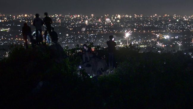 Meskipun beberapa tempat sudah rutin merayakan pesta pergantian tahun, namun tidak sedikit yang menawarkan konsep lain di malam pergantian tahun.